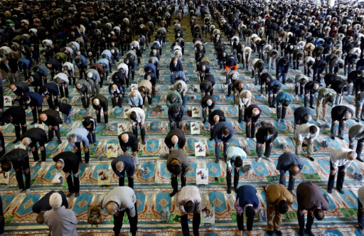 Des fidèles portant des masques participant à la prière du vendredi à Téhéran, le 22 octobre 2021
