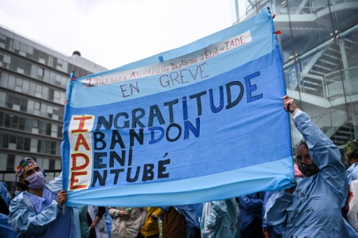 Manifestation d'infirmiers anesthésistes devant l'hôpital européen Georges-Pompidou à Paris le 17 mai 2021

