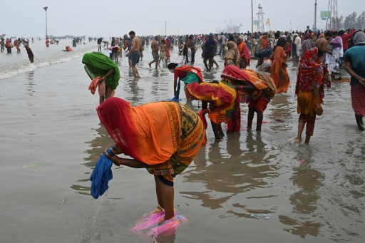 Inde: des hindous se rÃ©unissent par milliers au bord du Gange, dÃ©fiant le Covid