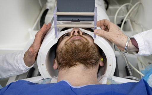 Un homme subit une imagerie par résonance magnétique (IRM) près de Paris, le 22 mars 2044

