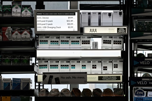 Des cigarettes électroniques de la marque Juul Labs en vente dans une boutique à El Segundo, le 23 juin 2022 en Californie
