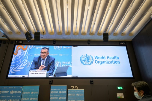 Le directeur général de l'OMS, Tedros Adhanom Ghebreyesus, sur un écran géant lors d'une conférence de presse à Genève en décembre 2021
