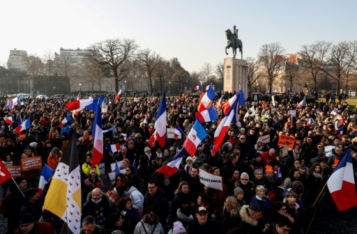 Des manifestants anti-pass sanitaire sont rassemblés au Trocadero à Paris le 15 janvier 2022, à Paris

