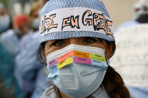 Une infirmière anesthésiste en grève devant l'Agence régionale de santé de Marseille, le 17 mai 2021

