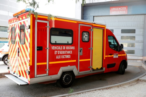 Un véhicule des pompiers arrive à l'entrée des urgences de l'hôpital Pellegrin, le 20 mai 2022 à Bordeaux
