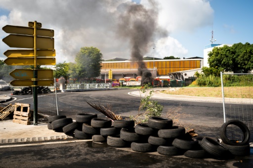 Une barricade à Perrin Les Abymes, à la Guadeloupe, le 17 novembre 2021
