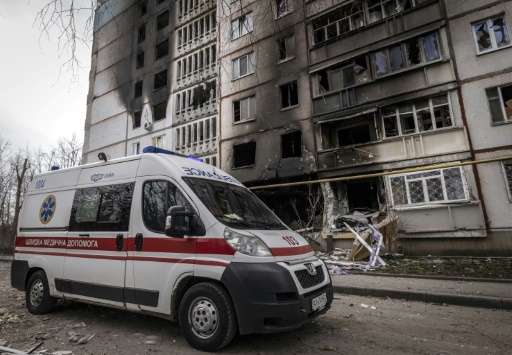 Une ambulance devant un immeuble qui a brûlé, le 2 avril 2022 à Kharkiv, dans l'est de l'Ukraine
