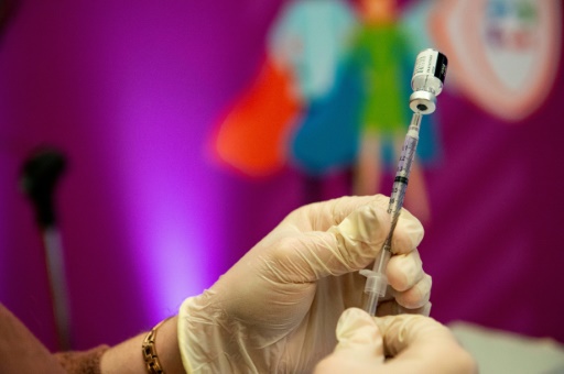 Une dose du vaccin anti-Covid de Pfizer préparée dans le Connecticut aux Etats-Unis en janvier 2022
