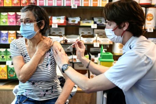 Une femme se fait vacciner contre le Covid-19, le 19 octobre 2022 à Paris
