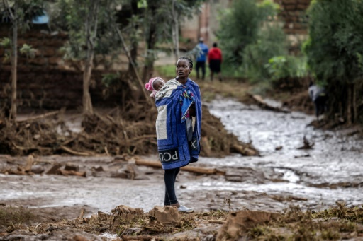 Une femme et son bébé dans une zone fortement touchée par des pluies torrentielles et des inondations à Mai Mahiu, le 29 avril 2024 au Kenya
