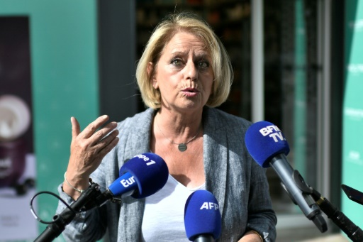 La ministre de la Santé Brigitte Bourguignon s'exprime le 23 juin 2022 à Paris après avoir reçu une deuxième dose de rappel de vaccin anti-Covid
