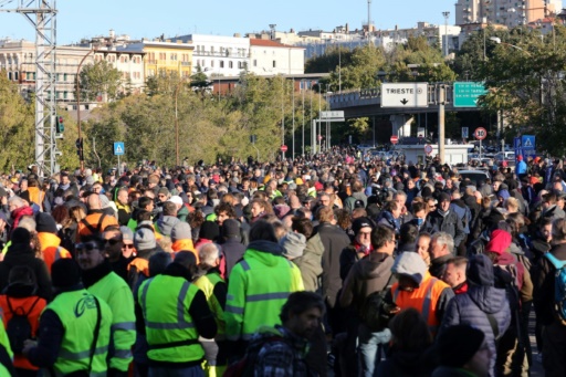 Des travailleurs du port de Trieste, en Italie, en bloquent une entrée pour protester contre l'obligation d'avoir un pass sanitaire pour travailler, le 15 octobre 2021
