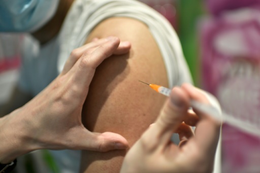 Une personne se fait vacciner contre le Covid-19 en juin 2021 à Paris
