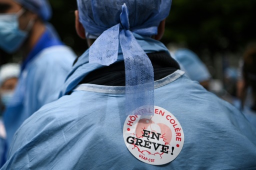 Une infirmière anesthésiste participe à une manifestation devant l'hôpital européen Georges-Pompidou à Paris, le 17 mai 2021
