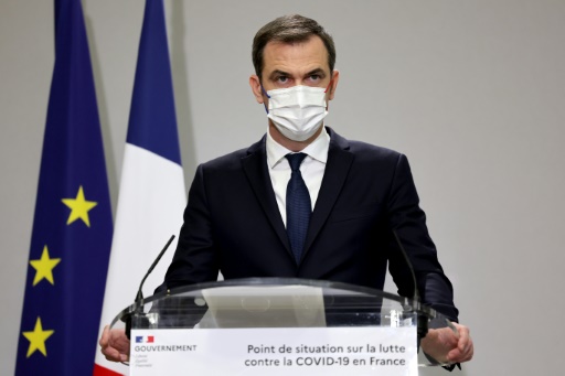 Olivier Véran lors de l'annonce de nouvelles mesures sanitaires pour contrer la cinquième vague de l'épidémie de Covid, le 25 novembre 2021 à Paris
