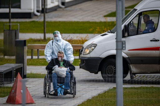 Un patient atteint du Covid-19 est transporté par un soignant dans un hôpital près de Moscou, le 15 octobre 2021
