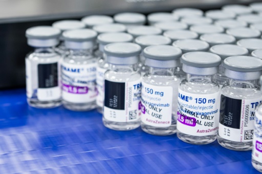 Le géant pharmaceutique britannique Astrazeneca annonce retirer de la vente son vaccin contre le Covid-19 Vaxzevria, l'un des premiers mis sur le marché pendant la pandémie, citant une chute de la demande
