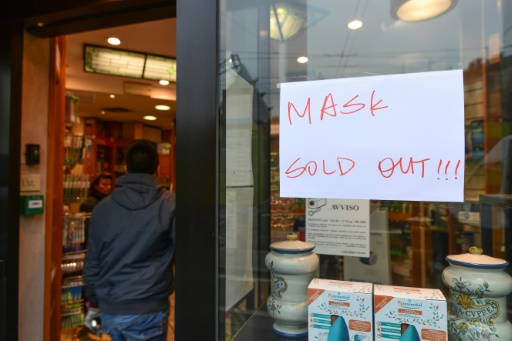 Une pharmacie indique sur sa devanture ne plus avoir de masques de protection à vendre, dans le quartier chinois de Milan, le 25 février 2020 en Italie
